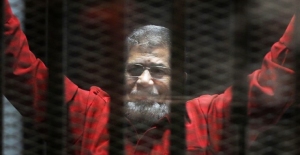 MB Morsi attends court session wearing red uniform -- designating him as a convict awaiting execution